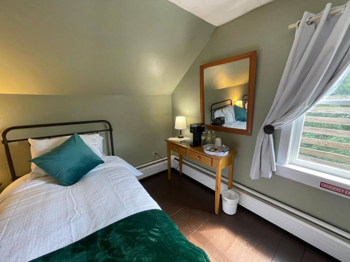 Stone Hearth Inn And Eatery Chester Екстериор снимка